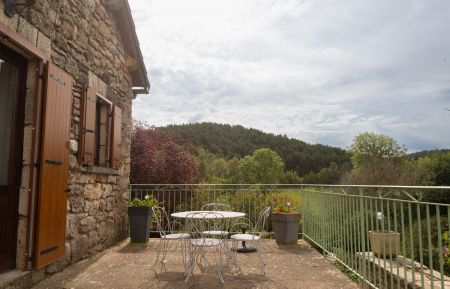 G&icirc;te n&deg;48G120520 La Canourgue - Loz&egrave;re - Terrasse du g&icirc;te avec vue d&eacute;gag&eacute;e sur la seconde partie du village.