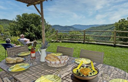 Coin repas sur la terrasse. Gîte n°48G131430 Saint-Andéol-de-Clerguemort - Lozère - Coin repas sur la terrasse.