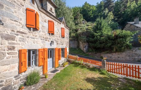 G&icirc;te n&deg;48G110946 Peyre en Aubrac - Loz&egrave;re - photo