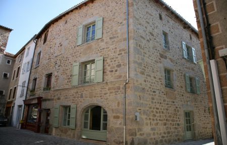 A l'intérieur des remparts, grande maison XVII°. Gîte n°48G150520 Le Malzieu-Ville - Lozère - A l'intérieur des remparts, grande maison XVII°.